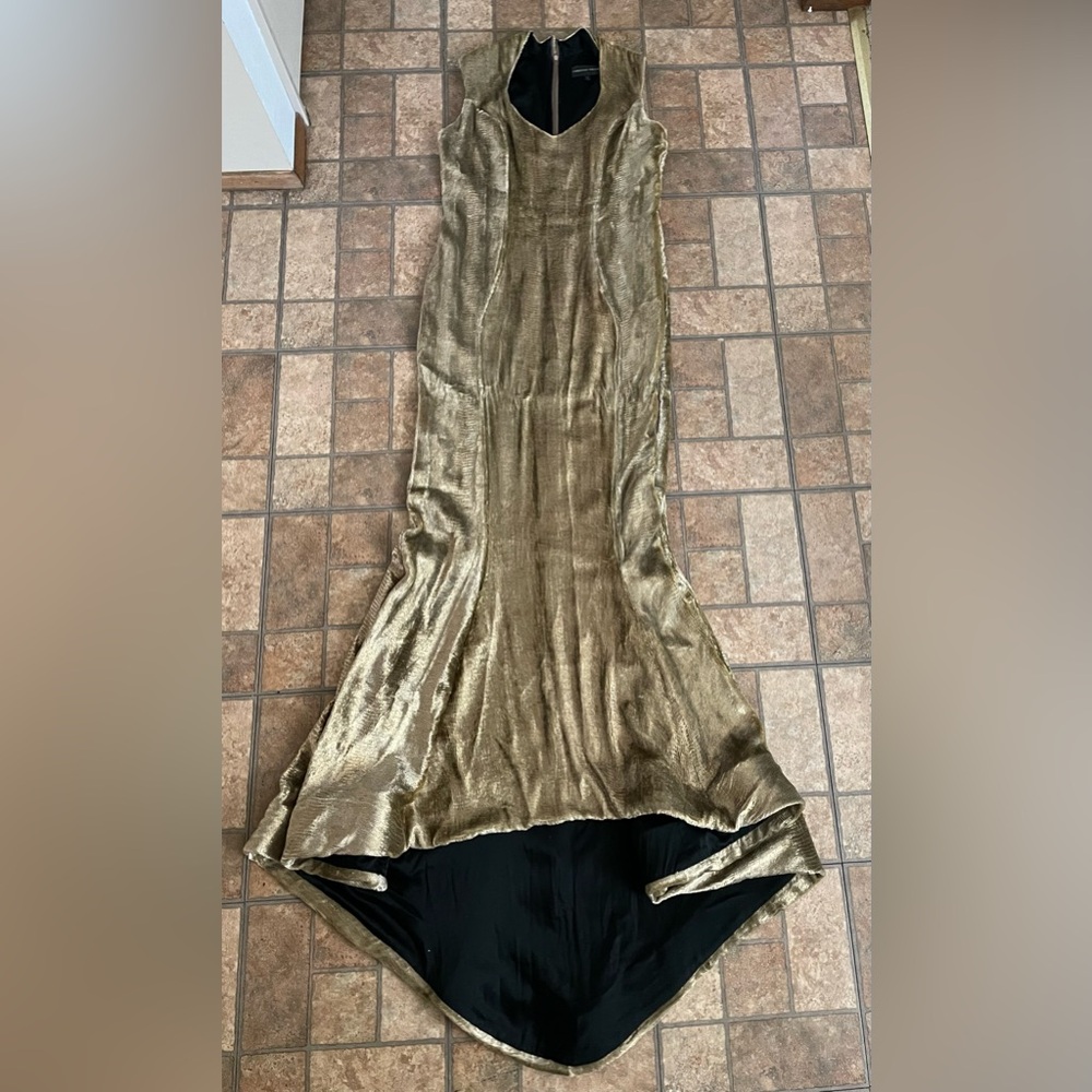 christian siriano luxury velvet gold metallic long gown with small train. - Picture 2 of 7